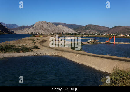 La costruzione del Ashta diga sul fiume Drini, Albania Foto Stock