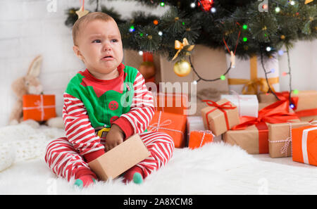 Gridando bambino elf perso il suo regalo di Natale Foto Stock