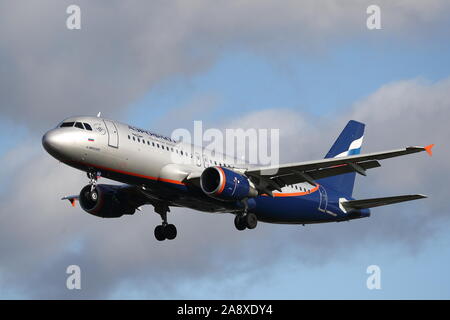 Aeroflot Airbus A320 VQ-BKU atterraggio all'Aeroporto Heathrow di Londra, Regno Unito Foto Stock