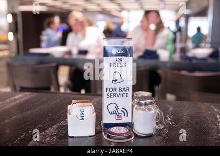 09 novembre 2019, Amburgo: un sistema elettronico di pulsante di chiamata per il personale di servizio è su un tavolo nel mercato ristorante a buffet a bordo della nave da crociera MSC Grandiosa durante un press tour. Foto: Christian Charisius/dpa Foto Stock