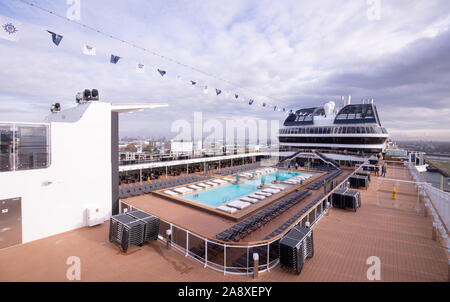 Amburgo, Germania. 09Nov, 2019. La grande piscina scoperta a bordo della nave da crociera MSC Grandiosa durante un tour della pressa Credit: Christian Charisius/dpa/Alamy Live News Foto Stock