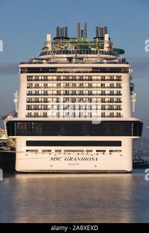 Amburgo, Germania. Decimo Nov, 2019. La nave da crociera MSC Grandiosa è situato al terminal delle navi da crociera Steinwerder nel porto di Amburgo. Credito: Christian Charisius/dpa/Alamy Live News Foto Stock