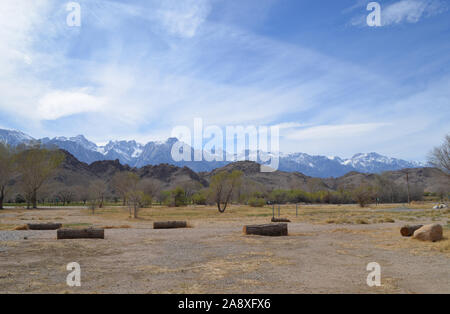 Molla in California: Vista del Monte Whitney nelle montagne della Sierra Nevada e Alabama Hills da Owens Valley Foto Stock
