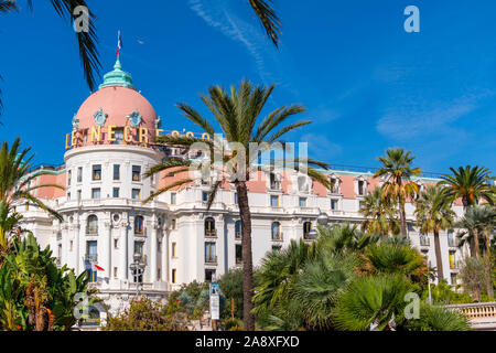 La spiaggia di lusso Hotel Negresco sulla Promenade des Anglais in Costa Azzurra di Nizza Francia. Foto Stock