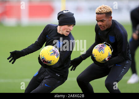 L'Inghilterra del Phil Foden (sinistra) durante la sessione di formazione presso il St George's Park, Burton. Foto Stock