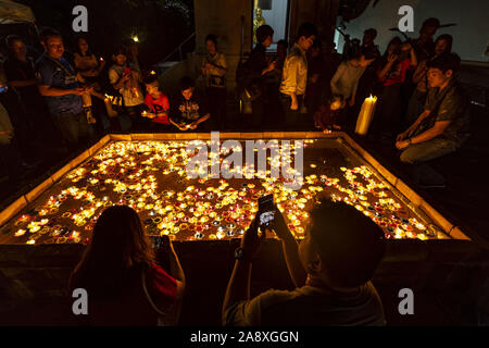 Bangkok, Bangkok, Thailandia. Xi Nov, 2019. Migliaia di persone si sono riunite a Bangkok Golden Mount a prendere parte in rituali BUDDISTI come effettuare le donazioni e pregando in santuari durante l annuale Loi krathong festival Credito: Adryel Talamantes/ZUMA filo/Alamy Live News Foto Stock