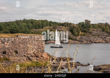 Canon storico alla Fortezza di Suomenlinna, un mare fortezza costruita su otto isole a sud-est di Helsinki, la capitale della Finlandia. Foto Stock