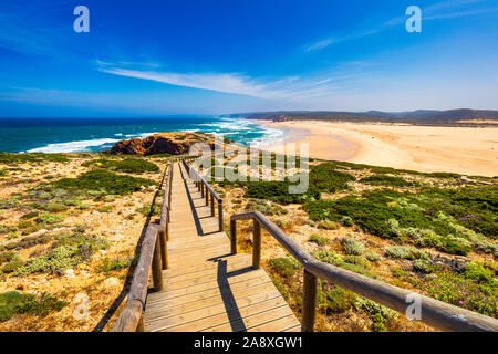 Praia da Bordeira e passerelle facente parte del sentiero delle maree o Pontal da Carrapateira a piedi in Portogallo. Una vista fantastica della Praia da Bordeira Foto Stock