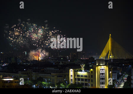 Bangkok, Bangkok, Thailandia. Xi Nov, 2019. Migliaia di persone si sono riunite a Bangkok Golden Mount a prendere parte in rituali BUDDISTI come effettuare le donazioni e pregando in santuari durante l annuale Loi krathong festival Credito: Adryel Talamantes/ZUMA filo/Alamy Live News Foto Stock