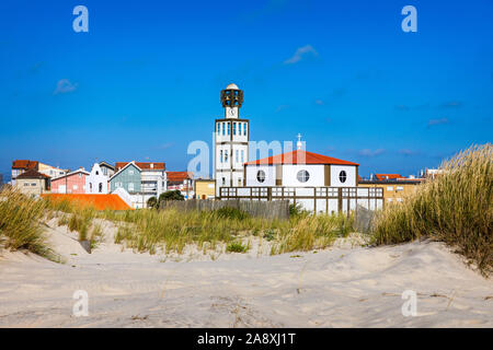 Chiesa in Costa Nova una famosa spiaggia vicino a Aveiro Centro Portogallo. Chiesa nella famosa località turistica della Costa Nova, Aveiro, Portogallo. Foto Stock