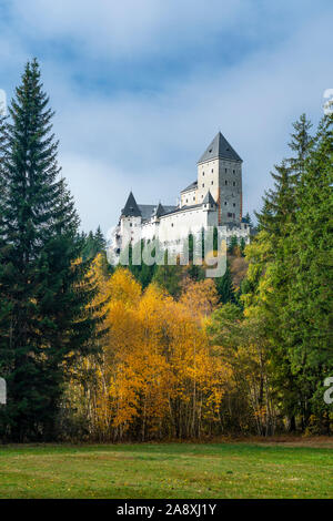 Il castello di Moosham con la caduta delle foglie colore in Austria, l'Europa. Foto Stock