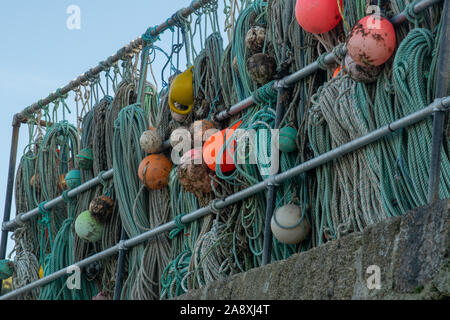 Le reti da pesca e galleggia sul binario su un porto Foto Stock