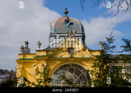 Dettaglio di architettura Spa - colonnato principale (Kolonada) in Marianske Lazne (Marienbad) - Repubblica Ceca Foto Stock