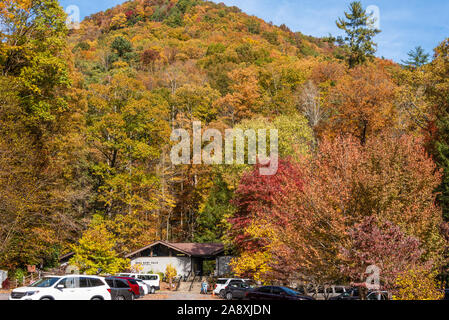 Centro visitatori per la passeggiata lungo il torrente fino a Anna Ruby Falls, un raro doppio salto nel fiume Chattahoochee Foto Stock