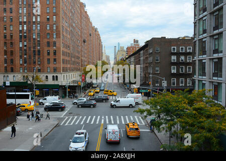 NEW YORK, NY - 05 NOV 2019: 23rd Street a 10th Avenue visto dalla linea alta, con auto e pedoni. Foto Stock