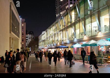 Un affollato Festival serale a piedi sulla South Bank Centre di Waterloo Londra Inghilterra REGNO UNITO Foto Stock