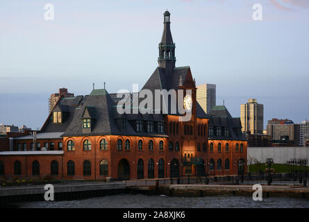 Città di Jersey, New Jersey - 04 NOV 2019: La storica ferrovia centrale del New Jersey, terminale a Liberty State Park, al tramonto. Foto Stock