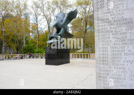 New York, NY - 05 NOV 2019: East Coast Memorial in Battery Park onora la 4,601 mancante di militari americani che hanno perso la vita nell'Atlantico Ocea Foto Stock