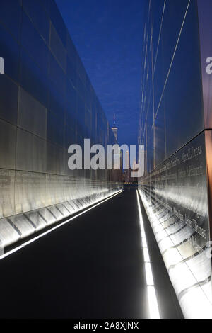 JERSEY City, NJ - 04 NOV 2019: cielo vuoto 9/11 Memorial al Liberty State Park di notte. Il memorial onora la 749 New Jersey le anime che hanno perso la loro li Foto Stock