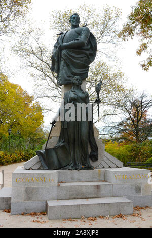 New York, NY - 05 NOV 2019: Statua di italiano explorer e navigatore Giovanni da Verrazzano in Battery Park, dallo scultore Ettore Ximenes Foto Stock