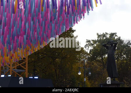 Berlino, Germania. Decimo Nov, 2019. Artista americano Patrick Shearn presso la Porta di Brandeburgo vetrine 30.000 messaggi di pace da persone residenti in Germania galleggiante sopra la Straße des 17. Juni dal 4 novembre sotto il titolo: ''visioni in Motion' Credit: Sean Smuda/ZUMA filo/Alamy Live News Foto Stock