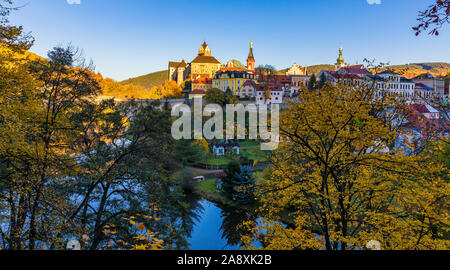 Colorata città e il Castello di Loket over Eger fiume nei pressi di Karlovy Vary, Repubblica Ceca Foto Stock