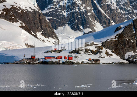 L'Antartide. 12.05.05. Almirante Brown Stazione di ricerca in Paradise Bay sulla penisola Antartica in Antartide. Si tratta di uno dei 13 basi di ricerca in Ant Foto Stock