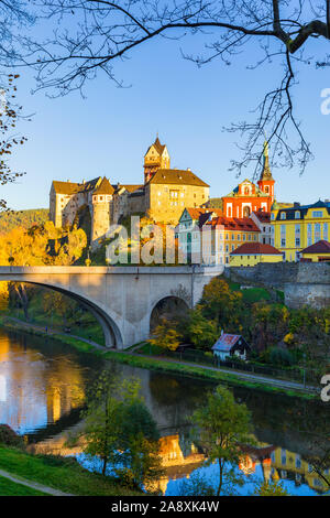 Colorata città e il Castello di Loket over Eger fiume nei pressi di Karlovy Vary, Repubblica Ceca Foto Stock