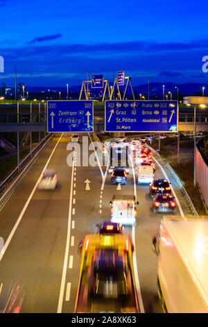 Wien, Vienna: autostrada Ostautobahn A4 a ponte Erdberger Brücke, ingorghi di traffico in Austria, Wien, 02. Leopoldstadt Foto Stock