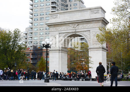 New York, NY - 05 NOV 2019: Washington Square Arch, una romana in marmo arco trionfale costruito nel 1892 celebra il centenario di George Washingtons inaugu Foto Stock