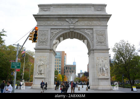 New York, NY - 05 NOV 2019: Washington Square Arch, una romana in marmo arco trionfale costruito nel 1892 celebra il centenario di George Washingtons inaugu Foto Stock