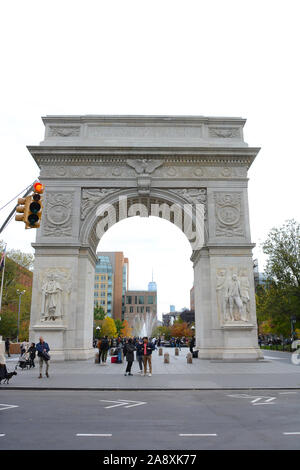 New York, NY - 05 NOV 2019: Washington Square Arch, una romana in marmo arco trionfale costruito nel 1892 celebra il centenario di George Washingtons inaugu Foto Stock