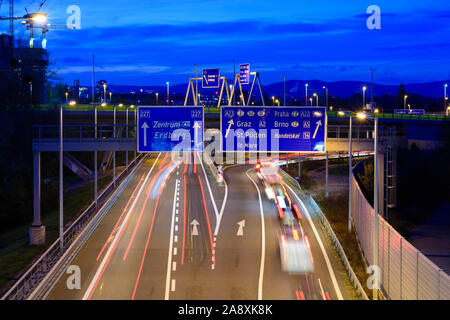 Wien, Vienna: autostrada Ostautobahn A4 a ponte Erdberger Brücke in Austria, Wien, 02. Leopoldstadt Foto Stock