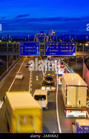 Wien, Vienna: autostrada Ostautobahn A4 a ponte Erdberger Brücke, ingorghi di traffico in Austria, Wien, 02. Leopoldstadt Foto Stock