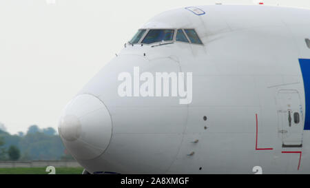 Boeing 747 frenata dopo l'atterraggio Foto Stock