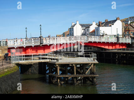 La Strada di oscillazione e ponte pedonale attraverso il fiume Esk nel centro della cittadina di Whitby nel North Yorkshire England Regno Unito Regno Unito Foto Stock