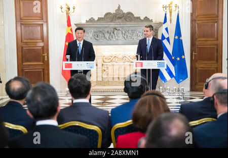 (191111) -- ATENE, nov. 11, 2019 (Xinhua) -- Il presidente cinese Xi Jinping e il Primo Ministro greco Kyriakos Mitsotakis soddisfare la stampa dopo i colloqui in Atene, Grecia, nov. 11, 2019. (Xinhua/Huang Jingwen) Foto Stock