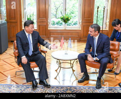 (191111) -- ATENE, nov. 11, 2019 (Xinhua) -- Il presidente cinese Xi Jinping tiene colloqui con il Primo Ministro greco Kyriakos Mitsotakis ad Atene, Grecia, nov. 11, 2019. (Xinhua/Yin Bogu) Foto Stock