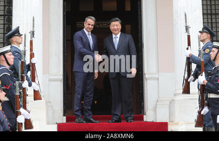 (191111) -- ATENE, nov. 11, 2019 (Xinhua) -- Il presidente cinese Xi Jinping incontra il Primo Ministro greco Kyriakos Mitsotakis ad Atene, Grecia, nov. 11, 2019. (Xinhua/Yao Dawei) Foto Stock