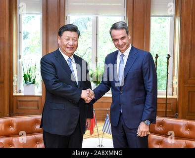 (191111) -- ATENE, nov. 11, 2019 (Xinhua) -- Il presidente cinese Xi Jinping tiene colloqui con il Primo Ministro greco Kyriakos Mitsotakis ad Atene, Grecia, nov. 11, 2019. (Xinhua/Yin Bogu) Foto Stock