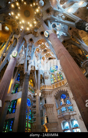 Vista interna della Sagrada Familia di Antoni Gaudì a Barcellona, in Catalogna, Spagna Foto Stock