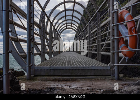 Il Gobbins drammatica ondata di schiantarsi sulla scogliera percorso a piedi sulla East Antrim costa Causeway percorso costiero, County Antrim, Irlanda del Nord Foto Stock