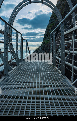 Il Gobbins drammatica ondata di schiantarsi sulla scogliera percorso a piedi sulla East Antrim costa Causeway percorso costiero, County Antrim, Irlanda del Nord Foto Stock