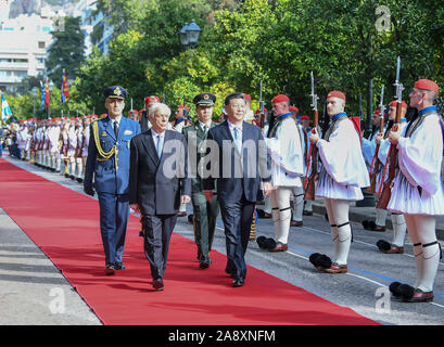 Atene, Grecia. Xi Nov, 2019. Il presidente cinese Xi Jinping assiste ad una cerimonia di benvenuto tenuto dal presidente Greco Prokopis Pavlopoulos prima i loro negoziati in Atene, Grecia, nov. 11, 2019. Credito: Xie Huanchi/Xinhua/Alamy Live News Foto Stock