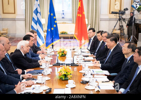 Atene, Grecia. Xi Nov, 2019. Il presidente cinese Xi Jinping tiene colloqui con il presidente Greco Prokopis Pavlopoulos ad Atene, Grecia, nov. 11, 2019. Credito: Li Xueren/Xinhua/Alamy Live News Foto Stock