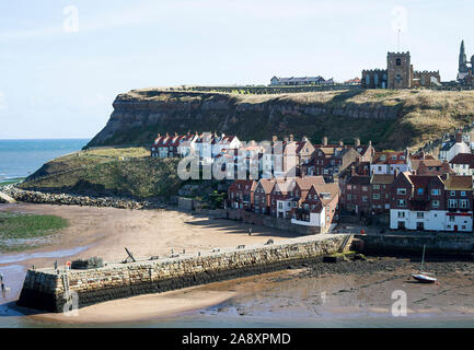 Una vista aerea di Whitby con case e negozi con tetto rosso Abbey sul fiume Esk North Yorkshire Inghilterra Regno Unito Foto Stock