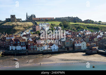 Una vista aerea di Whitby con case e negozi con tetto rosso Abbey sul fiume Esk North Yorkshire Inghilterra Regno Unito Foto Stock