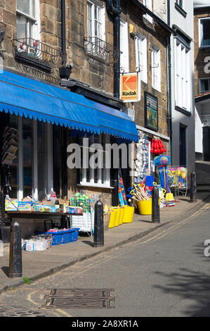 Muir Lea Stores In New Road By The Bay In Robin Hoods Bay North Yorkshire Inghilterra Regno Unito Foto Stock