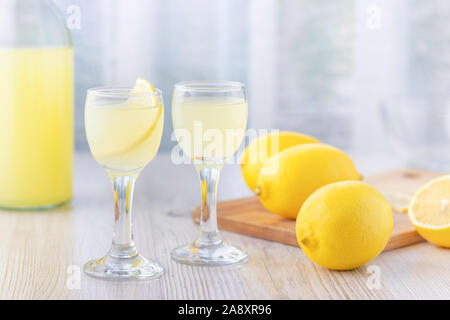 Bevanda alcolica lemoncello liquore limoncello () in un piccolo bicchiere. Bevanda italiana dal limone fresco. Foto Stock