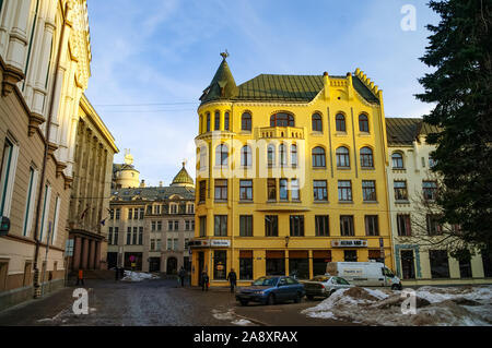 Riga, Lettonia - 7 Marzo 2011: Casa Cat (lettone: Kaķu nams) è edificio situato a 10 Meistaru iela nella città vecchia di Riga, Lettonia Foto Stock